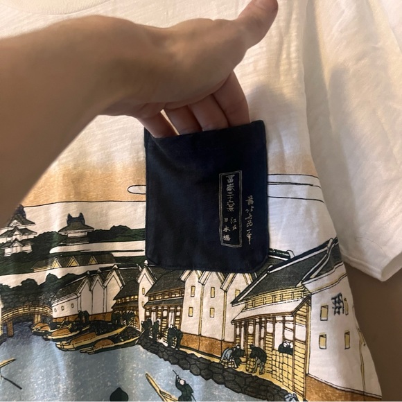 uniqlo 🎉rare🎉hokusai blue japanese theme white tshirt with front pocket - Picture 11 of 13
